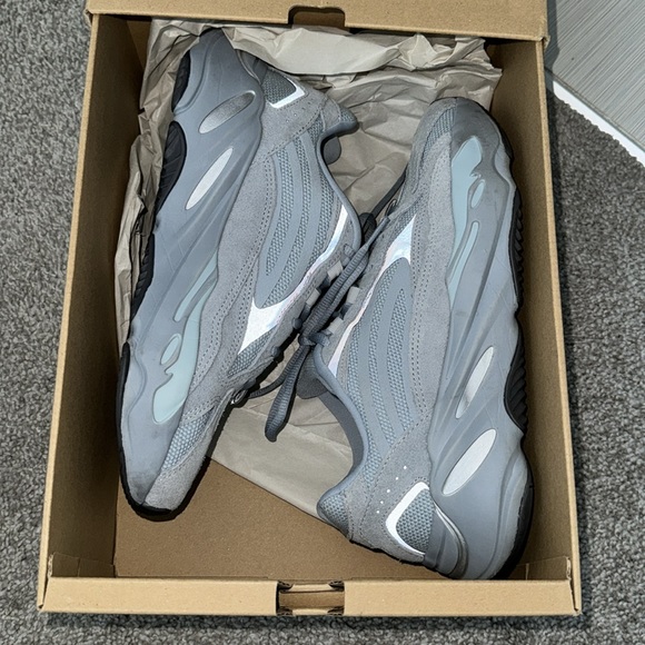 Yeezy Boost 700 V2 'Hospital Blue' - Picture 6 of 12